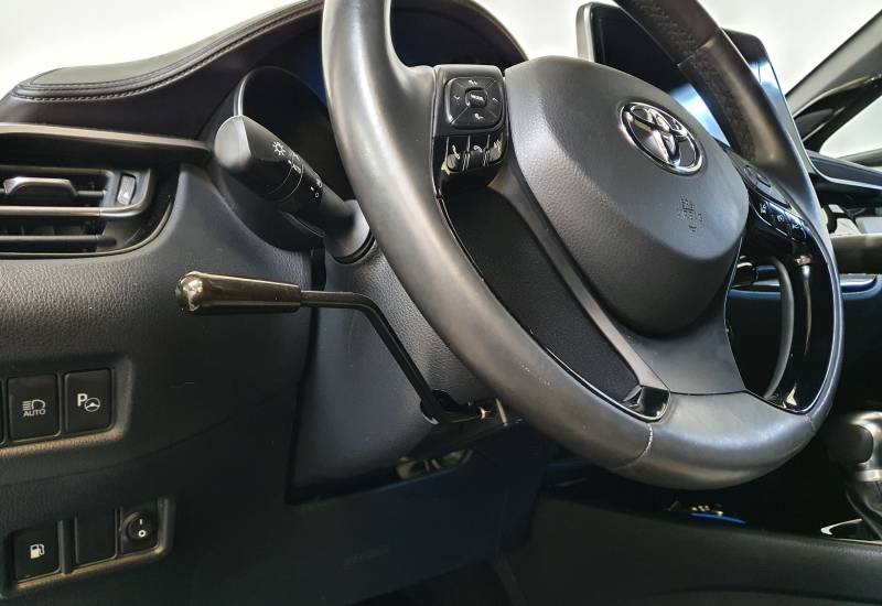 Vente Toyota C-HR hybride 122 Collection de 2019 avec 15 000 km en très bon état, poste de conduite adapté PMR avec solution d'aide à la conduite, accélérateur au volant double manettes et levier de frein à baisser sur Montpellier dans l'Hérault 34 par Ha