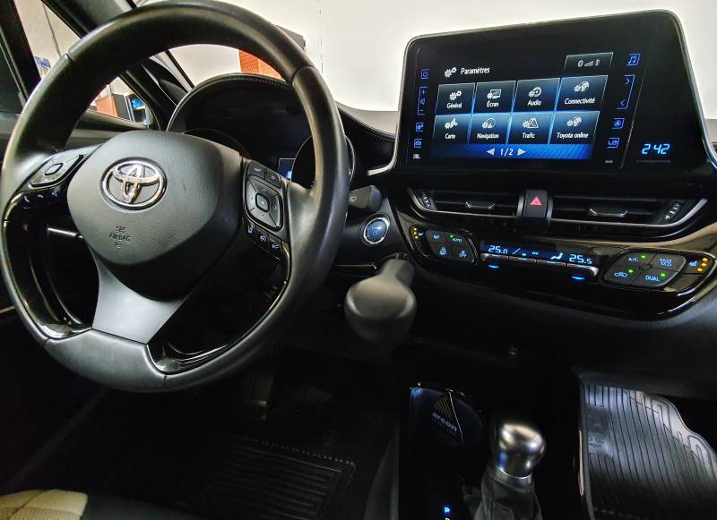 A vendre Toyota C-HR de 2019 avec adaptation PMR au poste de conduite, levier de frein à baisser pour la conduite d'une personne handicapée sur Montpellier, Hérault par Handi Conduite