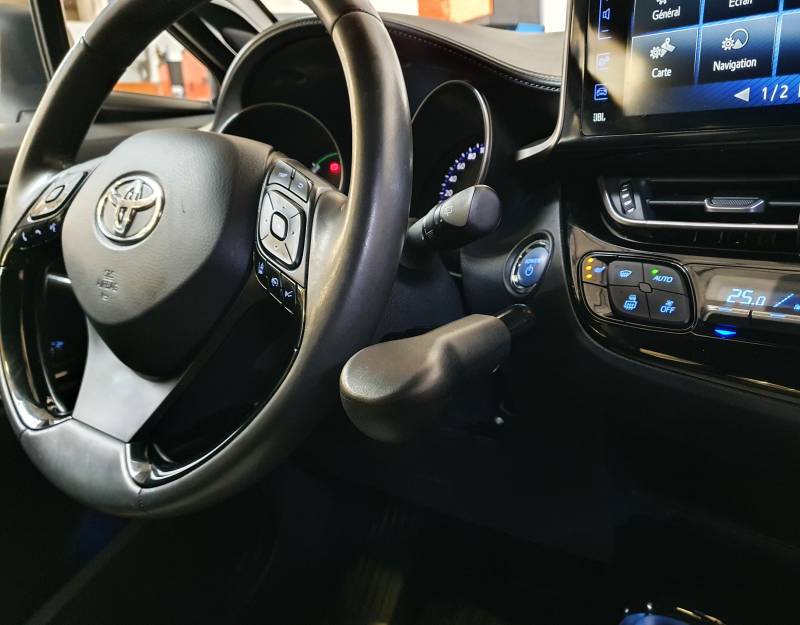 Toyota C-HR en vente équipée PMR avec aide à la conduite et levier de frein à baisser pour personne handicapée dans l'Hérault à Montpellier par Handi Conduite