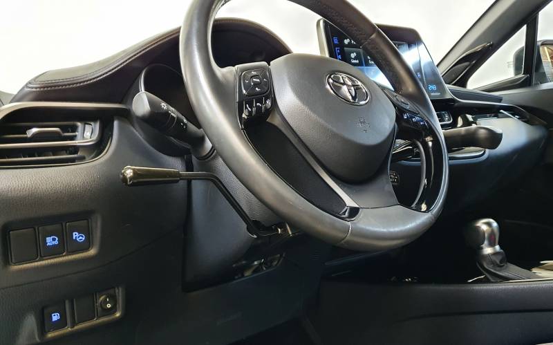 Vente Toyota C-HR hybride modèle collection 2019 avec aide à la conduite personne handicapée, accélérateur double manettes au poste de conduite sur Montpellier par Handi Conduite, Hérault 34