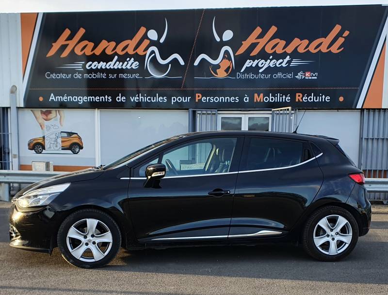 Aménagement poste de conduite pour personne hémiplégique avec télécommande multifonctions au volant Joy Control sur Clio IV par Handi Conduite sur Montpellier