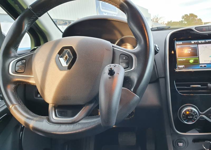 Clio IV équipée pour une conduite hémiplégique ou ayant une perte de mobilité membre supérieur avec télécommande multifonctions Joy Control au poste de conduite dans l'Hérault par Handi Conduite à Montpellier