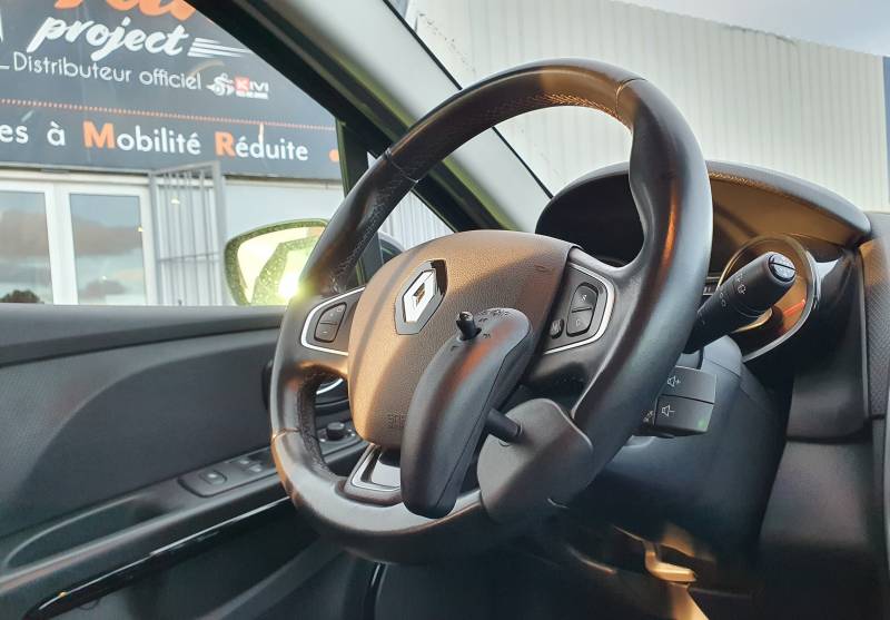 Clio IV adaptée conduite hémiplégique avec une télécommande au volant Joy Control dans l'Hérault, sur Montpellier par Handi Conduite