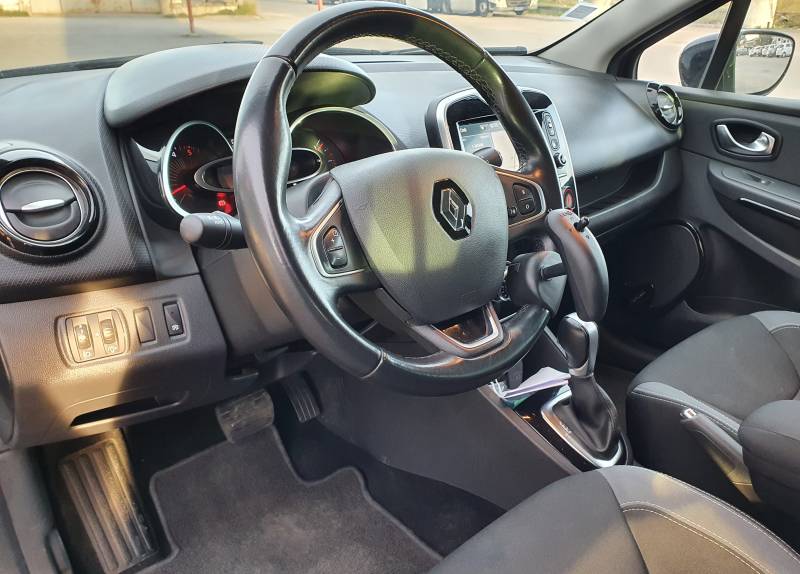 Télécommande multifonctions au volant Joy Control sur Clio IV, une adaptation du poste de conduite pour personne handicapée avec perte de mobilité membre supérieur sur Montpellier par Handi Conduite