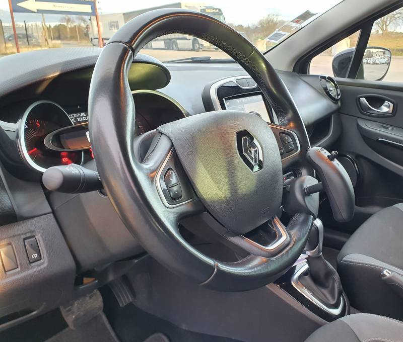 Conduire un véhicule pour un(e) hémiplégique, c'est possible avec l'aménagement PMR du poste de conduite grâce à la télécommande multifonctions Joy Control de Lenoir Handi Concept installée par Handi Conduite à Montpellier dans l'Hérault