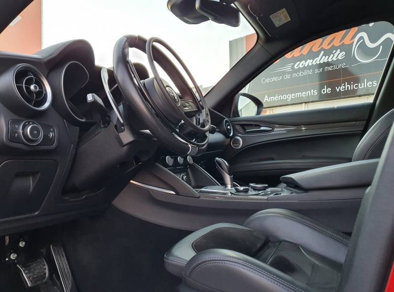 Alfa Roméo Stelvio adaptée PMR avec cercle accélérateur sur volant amovible KS Wireless et levier de frein à baisser Lf 901 par Handi Conduite à Montpellier