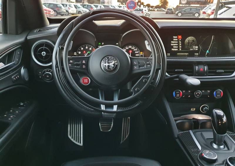 Aide à la conduite paraplégique sur Alfa Roméo Stelvio avec cercle accélérateur sur volant KS Wireless et levier de frein à baisser Lf 901 de Kivi par Handi Conduite à Montpellier