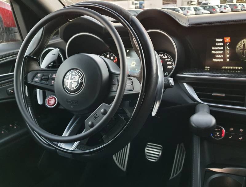 Alfa Roméo Stelvio adaptée pour conduite d'une personne paraplégique avec solution d'aide à la conduite cercle accélérateur sur volant amovible KS Wireless et levier de frein à baisser Lf 901 de Kivi par Handi Conduite à Montpellier