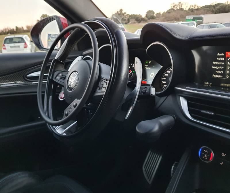 Cercle accélérateur sur volant KS Wireless et levier de frein à baisser Lf 901 de Kivi sur Alfa Roméo Stelvio, une adaptation PMR pour paraplégique par Handi Conduite à Montpellier