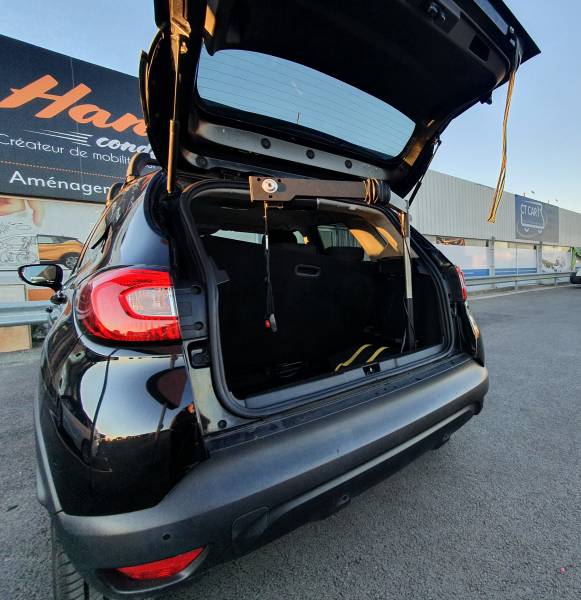 Captur de 2014 à vendre 11 500€ Hérault Montpellier Handi Conduite, adaptée avec grue de coffre pour le chargement d'un fauteuil roulant manuel. L'adaptation est offerte