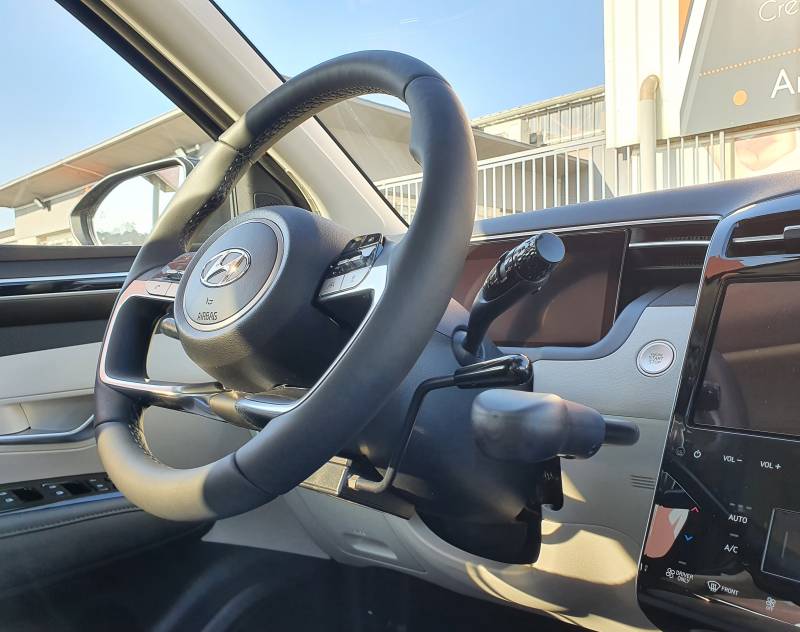 Adaptation PMR pour conduite paraplégique avec aménagements au volant accélérateur par manettes électroniques et levier de frein à baisser par Handi Conduite à Montpellier dans l'Hérault