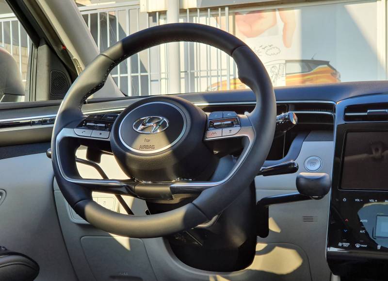 Conduite para avec accélérateur par manettes électroniques et levier de frein manuel à baisser au volant sur Hyundai Tucson par Handi Conduite à Montpellier