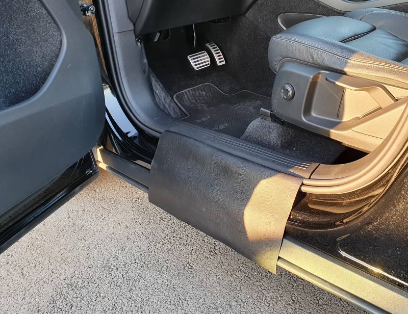 Handicap- Protection en cuir du bas de caisse repliable pour aide au transfert handicap Montpellier Hérault Handi Conduite