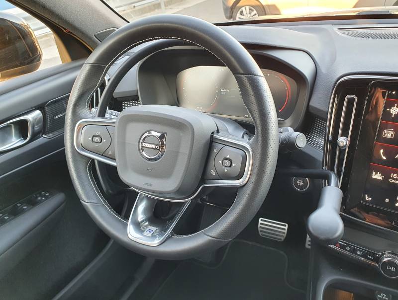 Conduite personne handicapée avec accélérateur par cercle sous volant et levier de frein à baisser sur Volvo XC 40 dans l'Hérault par Handi Conduite