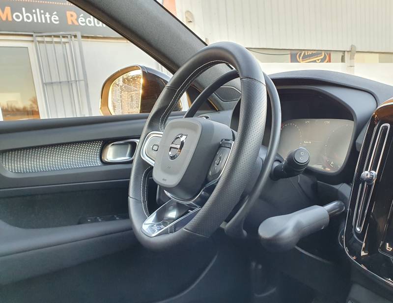 Conduite paraplégie au volant, accélérateur par cercle sous volant à tirer levier de frein à baisser une adaptation pour les personnes à mobilité réduite sur une Volvo XC 40 par Handi Conduite Hérault 34