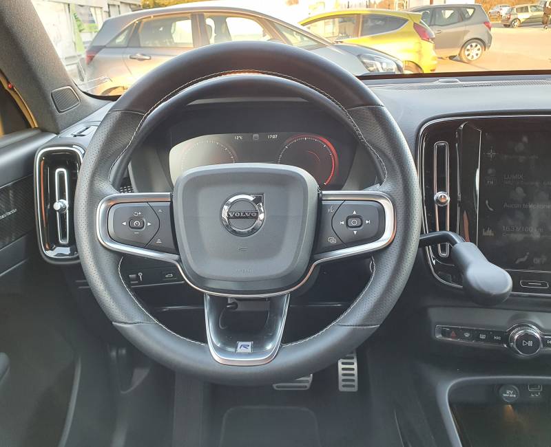 Conduite handicap avec cercle derrière le volant à tirer et levier de frein à droite à baisser, une adaptation PMR d'une Volvo XC 40 par Handi Conduite Montpellier 34
