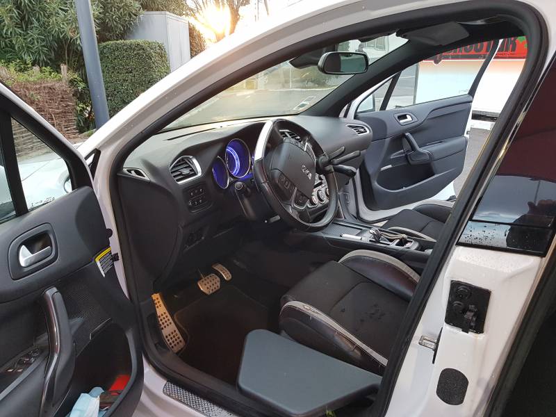 DS4 de 2013 178 000 km en très bon état à vendre sur Montpellier Hérault, complètement aménagé pour conduite PMR