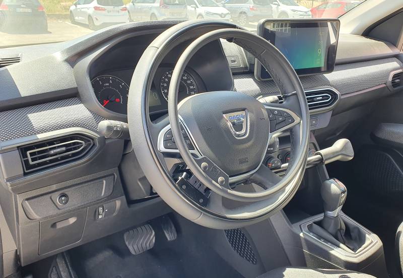 Conduite PMR au volant sur Dacia Sandero avec accélérateur par cercle sans fil sur volant et levier de frein à pousser par Handi Conduite à Montpellier Hérault