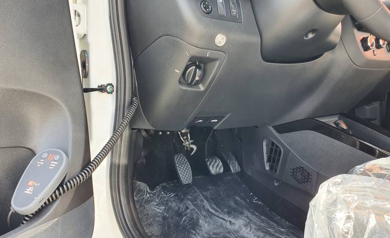 Accélérer avec le pied gauche, inversion de pédale d'accélérateur à gauche électronique DS-SE10EL de Kivi par Handi Conduite, Montpellier Hérault