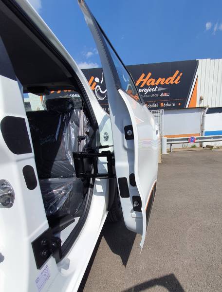 Adaptation PMR véhicule porte escamotable arrière gauche ouverture 50cm pour chargement déambulateur dans Dacia Spring par Handi Conduite à Montpellier