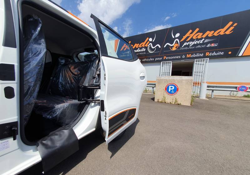 Modification PMR porte escamotable arrière gauche et protection de bas de caisse pour chargement de fauteuil roulant sur Dacia Spring par Handi Conduite à Montpellier