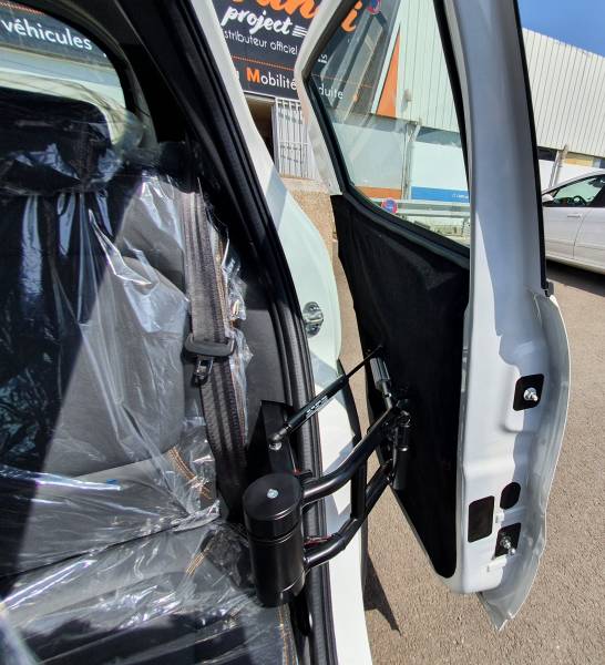 Chargement de déambulateur dans véhicule PMR avec porte escamotable arrière gauche et protection de bas de caisse par Handi Conduite à Montpellier Hérault Occitanie
