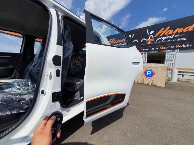Handiconduite Occitanie Hérault porte escamotable arrière gauche PR 205 de Kivi sur Dacia Spring par Handi Conduite à Montpellier