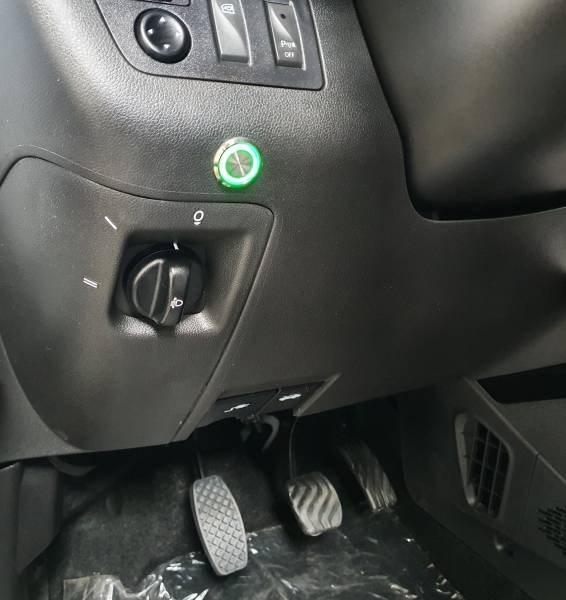 Handicap au pied droit, accélérer du pied gauche avec l'inversion de la pédale d'accélérateur à gauche électronique DS-SE10EL de Kivi par Handi Conduite à Montpellier dans l'Hérault