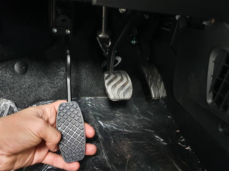 Perte de mobilité membre inférieur droit, pédale d'accélérateur à gauche électronique pour l'accélération du pied gauche de votre véhicule PMR par Handi Conduite à Montpellier, Hérault Occitanie