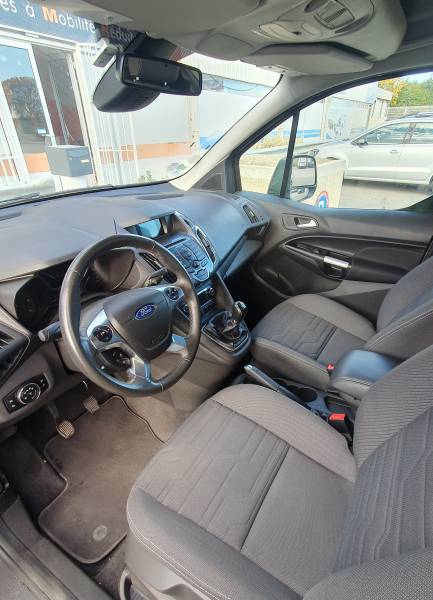 Vente Ford Tourneo décaissé pour le transport d'une personne en fauteuil roulant, 59 000km et en très bon état intérieur et extérieur