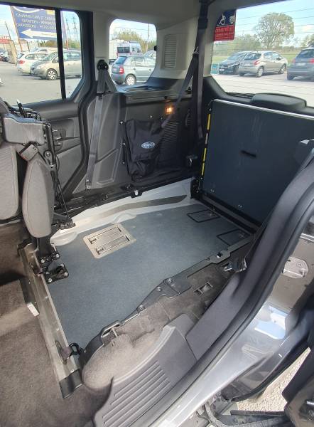 Vente Ford Tourneo décaissé pour le transport d'une personne en fauteuil roulant, 59 000km et en très bon état intérieur et extérieur