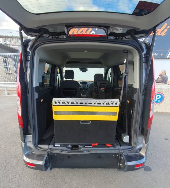 Vente Ford Tourneo décaissé pour le transport d'une personne en fauteuil roulant, 59 000km et en très bon état intérieur et extérieur