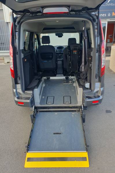 Vente Ford Tourneo décaissé pour le transport d'une personne en fauteuil roulant, 59 000km et en très bon état intérieur et extérieur