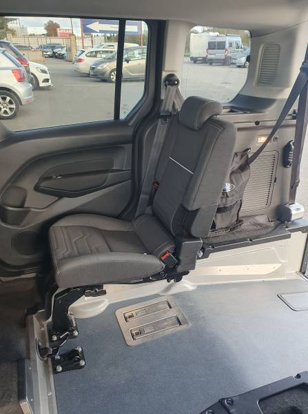 Vente Ford Tourneo décaissé pour le transport d'une personne en fauteuil roulant, 59 000km et en très bon état intérieur et extérieur