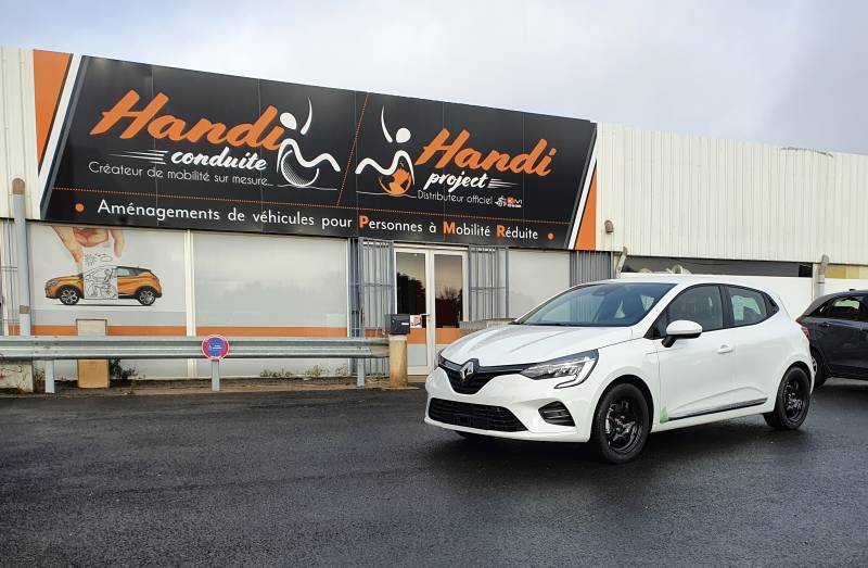 Adaptation véhicule handicap avec solution de conduite, cercle accélérateur sous volant à double course K5 et levier de frein à baisser Lf 901 par Handi Conduite à Montpellier sur une Clio Hybride