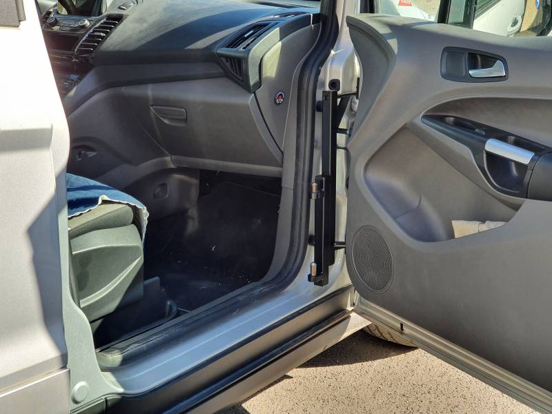 Solution de transfert d'une personne handicapée sur un Ford Tourneo avec soulève personne KPL 100 par Handi Conduite à Montpellier