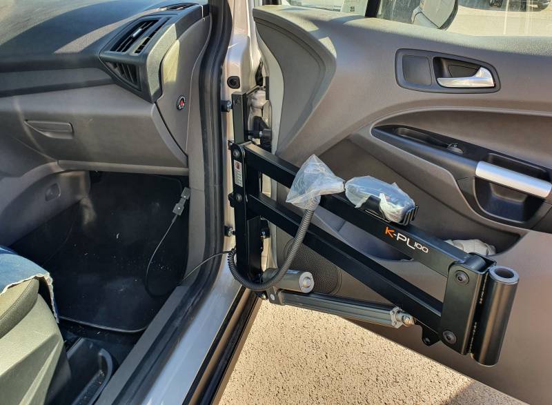 Solution de transfert d'une personne handicapée dans son véhicule avec soulève personne électrique à Montpellier