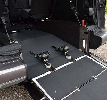 Kangoo décaissement à l'arrière Lenoir Handi Concept pour le transport PMR en fauteuil roulant, dans le 34 -30 Hérault par Handi Conduite