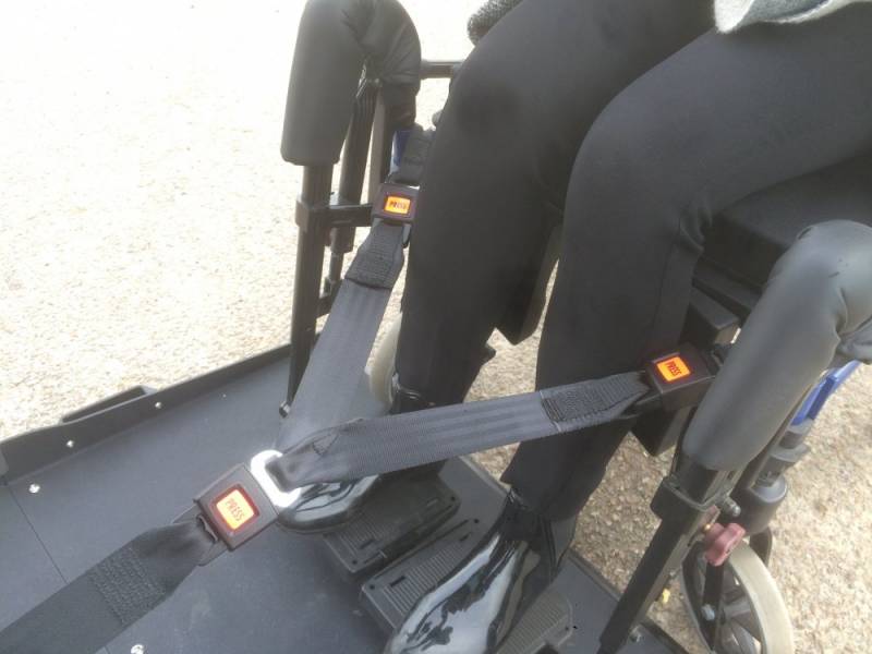 Ceinture 3 points pour la sécurité du passager en fauteuil roulant dans le Volkswagen Caddy TPMR - Lenoir Handi Concept - Handi Conduite