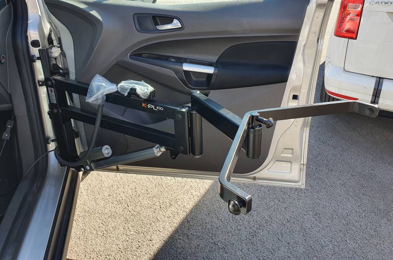 Soulève personne électrique KPL 100 pour le transfert d'une personne handicapée dans son véhicule dans l'Hérault à Montpellier