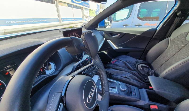 Aide à la conduite PMR avec volant équipé PMR, boule multifonctions au volant Hand'y Control pour personnes hémiplégiques à Montpellier dans l'Hérault