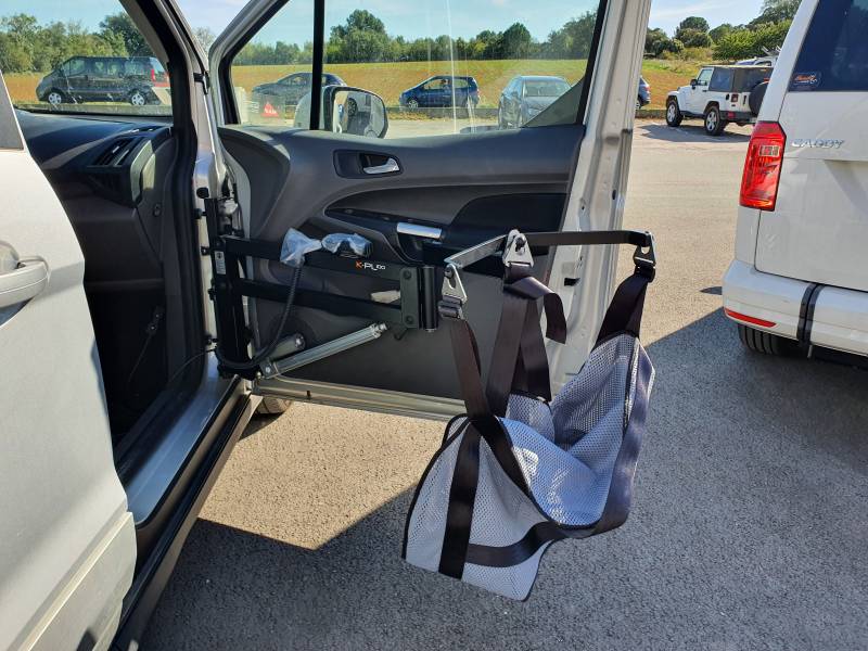 Soulève personne électrique KPL 100 de Kivi dans l'Hérault pour transférer sans effort une personne en situation de handicap dans son véhicule par Handi Conduite