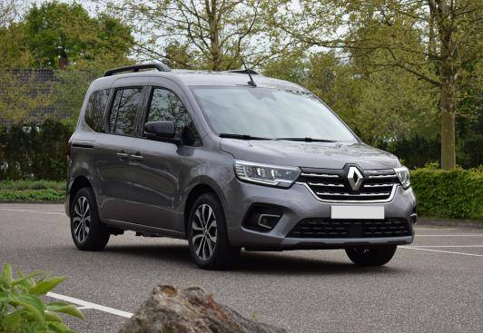 Transport personnes mobilité réduite sur Montpellier 34 avec Renault Kangoo décaissement arrière 4 passagers + 1 FR par Handi Conduite