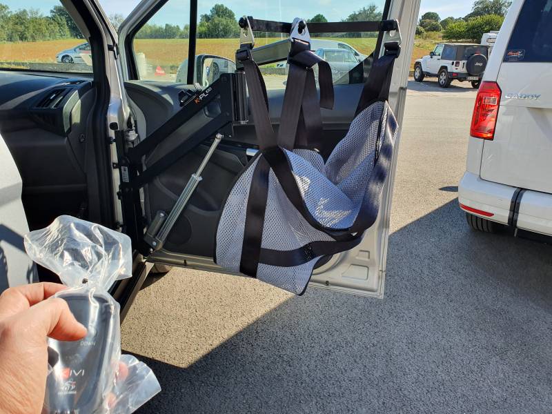 Adaptation d'un soulève personne électrique KPL 100 sur Ford Tourneo pour le transfert PMR à Montpellier Hérault