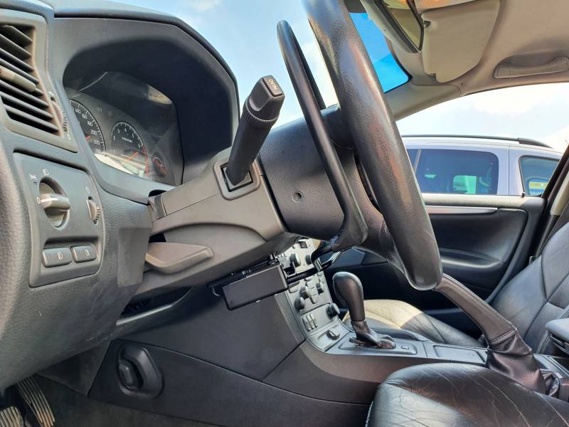 Cercle accélérateur sous volant à pousser et à tirer et levier de frein à baisser sur Volvo V70 à Montpellier