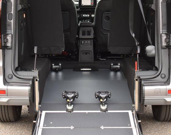 Renault Kangoo décaissement arrière pour TPMR passager handicapée en fauteuil roulant à l'arrière sur Montpellier Hérault par Handi Conduite