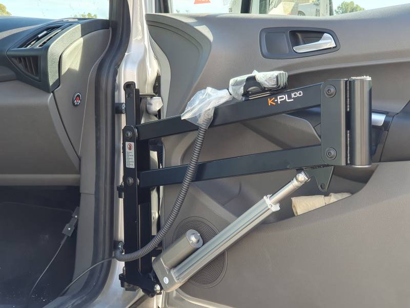 Transfert PMR dans tous types de véhicule avec soulève personne électrique dans l'Hérault par Handi Conduite