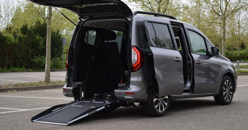 TPMR Montpellier Renault Kangoo décaissé pour transport d'une personne handicapée en fauteuil roulant et de 4 autres passagers, solution TPMR Handi Conduite 