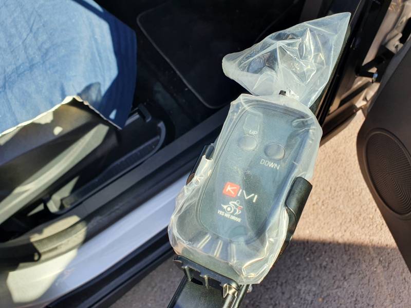 Solution d'aide au transfert d'une personne handicapée avec soulève personne KPL 100 de Kivi par Handi Conduite à Montpellier