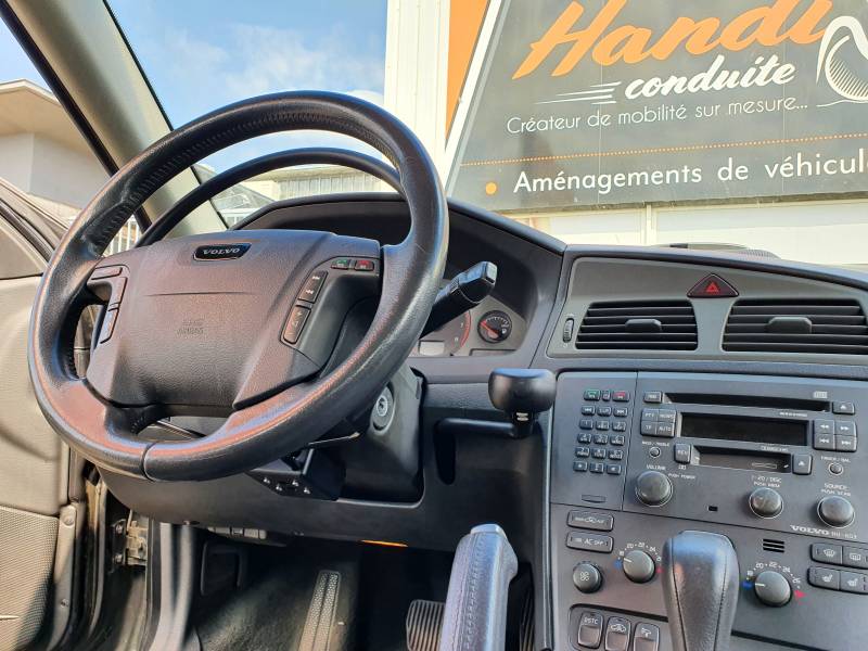 Cercle accélérateur sous volant à pousser et à tirer et levier de frein à baisser sur Volvo V70 à Montpellier